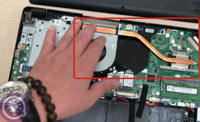 Thường thì laptop văn phòng sẽ có một quạt tản nhiệt như bạn thấy ở trong ảnh. Kết nối với quạt tản nhiệt sẽ là hệ thống thanh kim loại tản nhiệt được gắn với CPU. Do thanh tản nhiệt che lấp nên bạn sẽ không nhìn thấy CPU. Khác với máy tính để bàn, CPU laptop được gắn liền với bo mạch chủ, không thể tháo rời. Về lý thuyết thì mấy anh thợ tay nghề cao có thể đóng lại CPU hoặc GPU laptop nhưng công việc này vất vả và nhiều rủi ro nên hầu như chẳng mấy ai thực hiện.