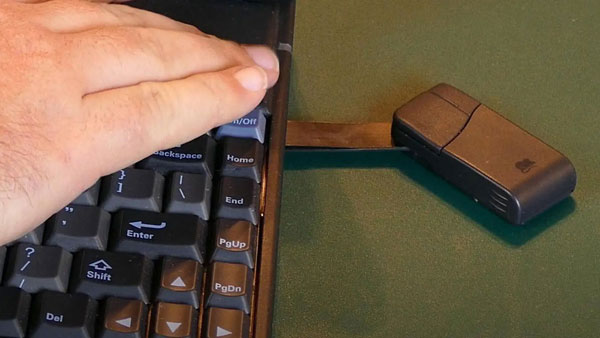 Chiếc laptop này sở hữu một con chuột nhỏ được ẩn giấu trong một ngăn nhỏ ở phía bên phải