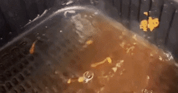 Rửa nồi chiên không dầu