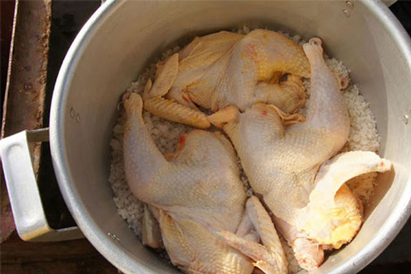 Cách luộc gà không cần nước bằng muối hột