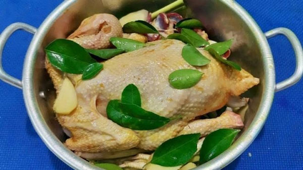 Luộc gà bằng hành tây, lá chanh, sả