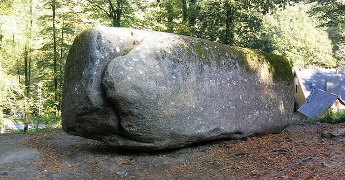 Khối đá khổng lồ Trembling. (Ảnh: News).