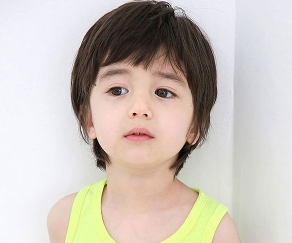 Long straight hair with bangs for boys gives it a super cute look. 