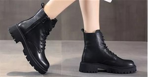 4 kiểu kết hợp chân váy với boots không bị xấu dáng