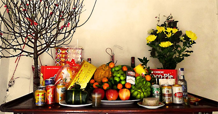 Cắm hoa trên bàn thờ