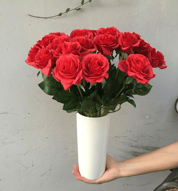 Mẫu cắm hoa hồng trên bàn thờ 1
