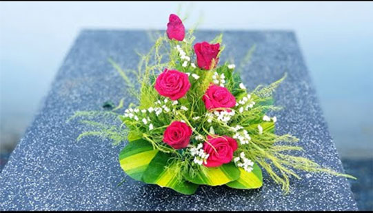 Mẫu cắm hoa hồng trên bàn thờ 3