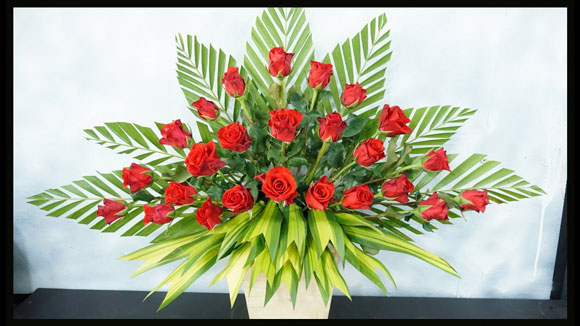 Mẫu cắm hoa hồng trên bàn thờ 4