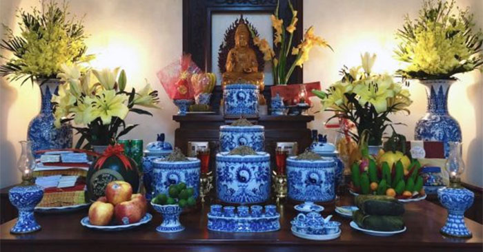 Lọ hoa trên bàn thờ