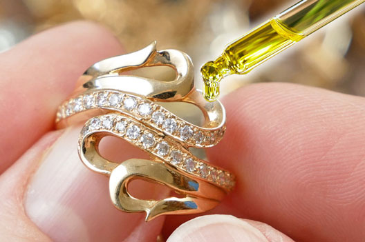 Đổ một vài giọt giấm lên món đồ bằng vàng