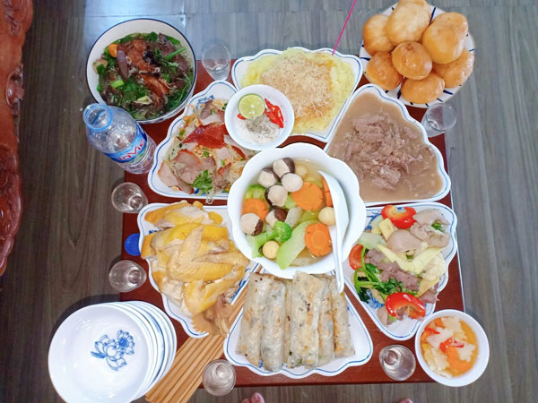 Mâm cơm cúng ông Công ông Táo do Anh Lan Đặng chia sẻ.