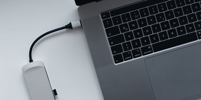 USB boot Windows 11 được kết nối với MacBook