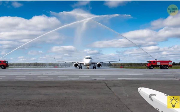 Nghi thức phun vòi rồng đón máy bay