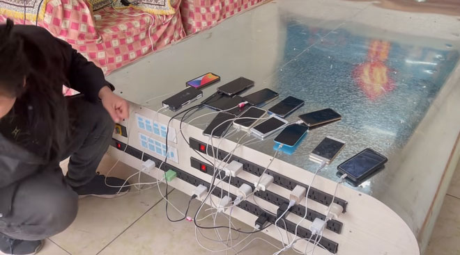 Sạc có tổng cộng 60 phích cắm