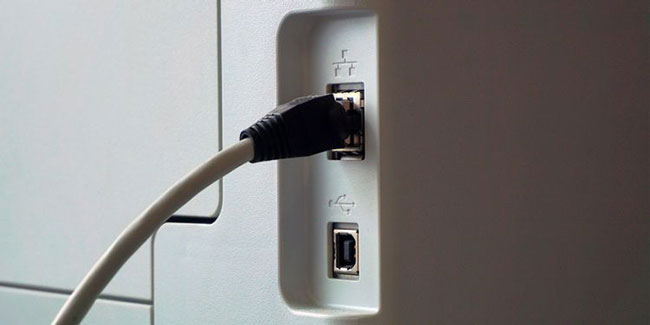 Mặt sau của máy in có kết nối Ethernet