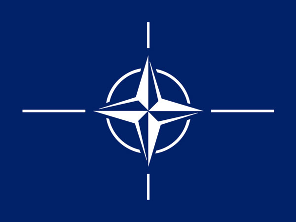 NATO flag – lá cờ của tổ chức triển khai NATO.