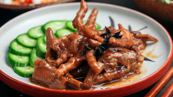 Chân gà nấu tương đen.