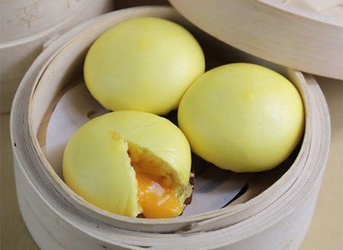 Bánh bao kim sa có nhân được làm từ bơ và sữa đặc. Món ăn này được bắt nguồn ở Hồng Kông.