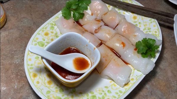 Bánh cuốn Hong Kong được tráng mỏng từ hỗn hợp bột gạo pha với bột mì, bên trong là lớp nhân được làm từ xá xíu, tôm hoặc thịt bò. Nước chấm của món bánh cuốn này được làm từ xì dầu, dầu mè, đường, nước sôi, tạo nên thứ sốt cay cay và ngọt đậm vị.