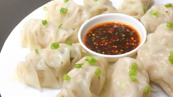 Sủi cảo hay bánh chẻo, được coi như một nét đẹp trong văn hóa ẩm thực truyền thống Trung Hoa. Lớp bột bên ngoài mềm dẻo, bên trong là phần nhân được làm từ tôm nguyên con đã lột vỏ, thịt băm, cải thảo và gia vị.