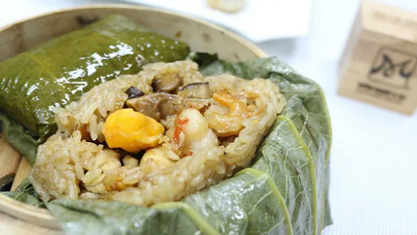 Xôi hấp lá sen là món ăn yêu thích ở Quảng Đông. Lớp xôi dẻo với nhân bên trong là nấm, lạp xưởng, nước tương và gia vị khác,... Tất cả được bọc trong lá sen tạo nên hương vị đặc biệt thơm ngon.