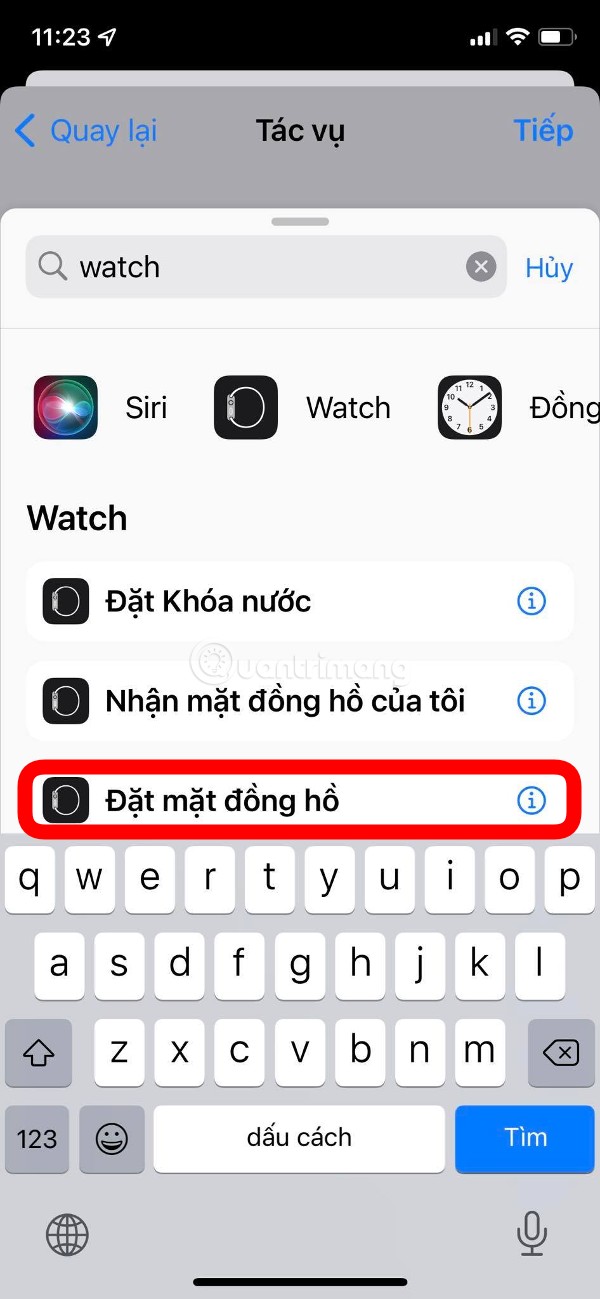 Bạn nhập Watch, bạn sẽ thấy các gợi ý tác vụ liên quan tới Apple Watch. Bạn chọn Đặt mặt đồng hồ (Set watch face)
