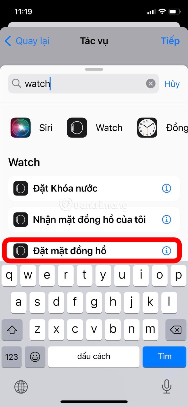 Bạn nhập Watch, bạn sẽ thấy các gợi ý tác vụ liên quan tới Apple Watch. Bạn chọn Đổi mặt đồng hồ (Set watch face)
