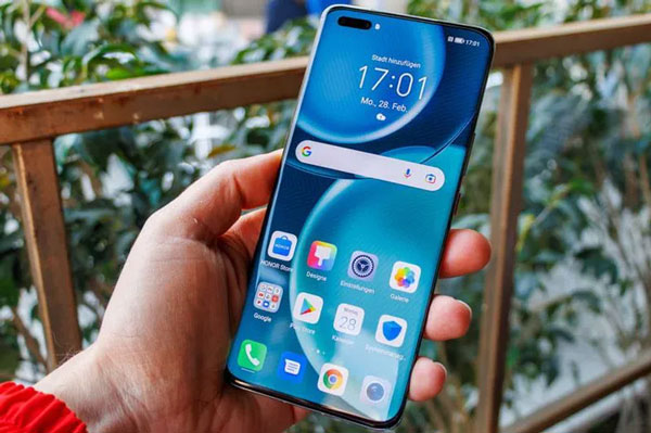 Máy được trang bị màn hình LTPO OLED