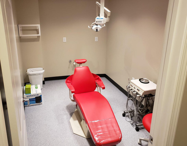 Survival Condo không chỉ có khu y tế mà còn có kho chứa thuốc đủ cho mỗi cư dân dùng tới 7 năm