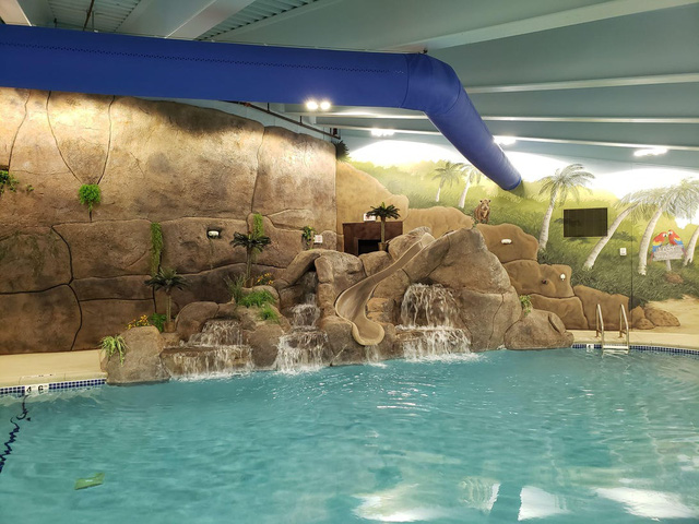 Bên trong Survival Condo có hồ bơi rộng lớn