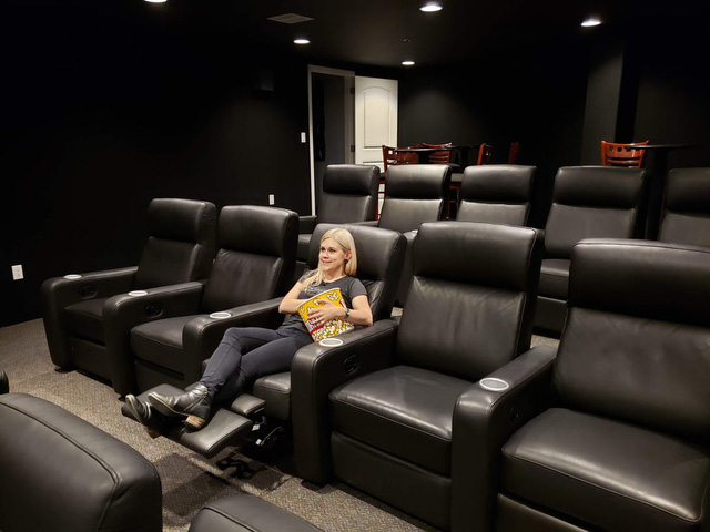 Một rạp chiếu phim được thiết kế ở tầng dưới cùng của Survival Condo