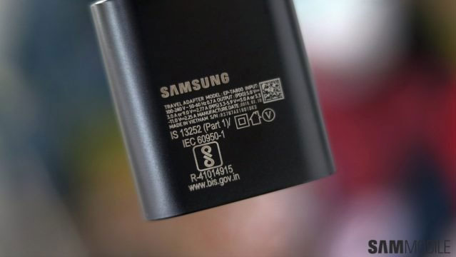 Củ sạc được trang bị sẵn kèm một mẫu điện thoại giá rẻ của Samsung. Ảnh: Sammobile.