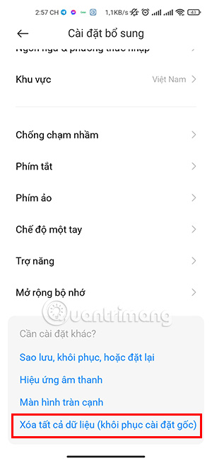 Chọn Xóa tất cả dữ liệu để khôi phục lại tình trạng máy về ban đầu