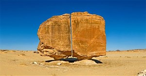 Vết cắt bí ẩn chia đôi khối đá hàng ngàn tuổi ở Arab Saudi