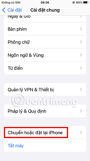 Cuộn xuống chọn Chuyển hoặc đặt lại iPhone