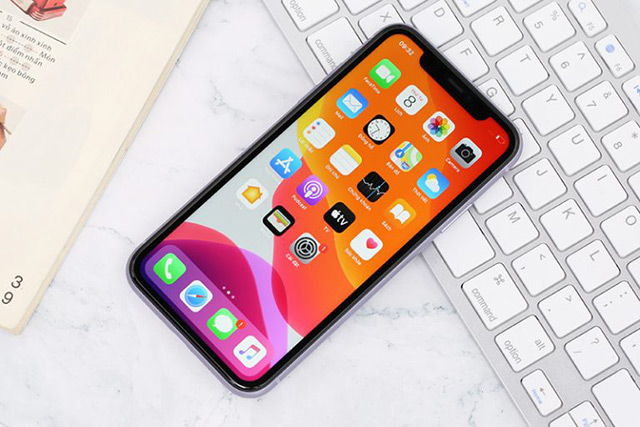 Phần viền dày cùng tai thỏ là nhược điểm của iPhone 11