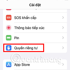 Vào Cài đặt, chọn mục Quyền riêng tư