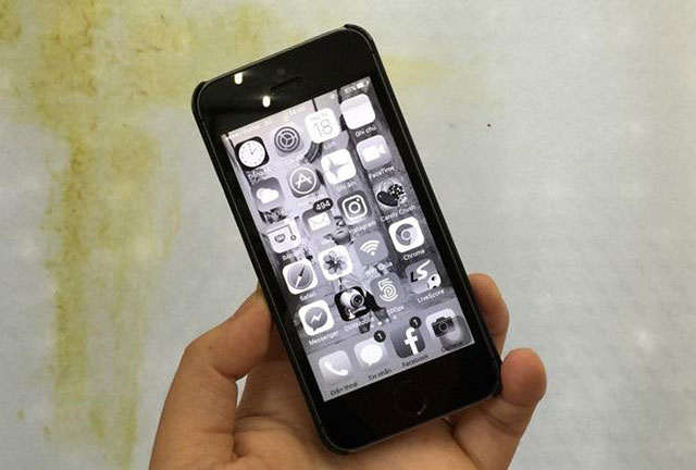 How to fix black and white screen on iPhone