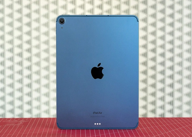 Mặt lưng nhám giúp hạn chế tình trạng bám mồ hôi, vân tay