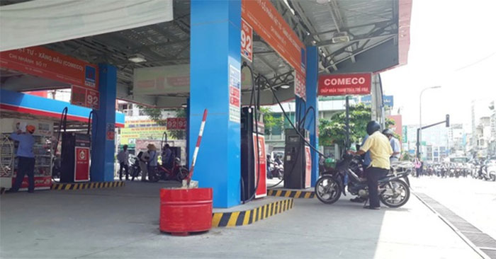 Thùng cát đặt cạnh cây xăng