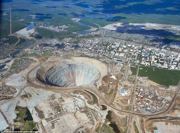Hố mỏ có độ sâu 540m 