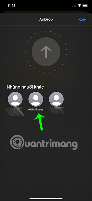 Ấn vào tên điện thoại iPhone muốn chuyển ảnh