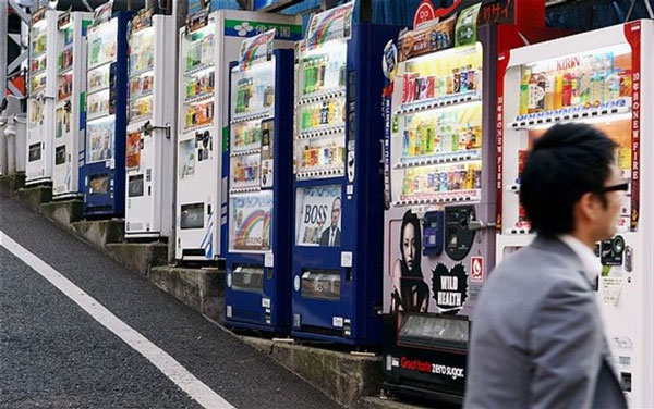 Bạn có thể tìm thấy máy bán hàng tự động ở khắp mọi nơi ở Tokyo từ góc phố, công viên, bên ngoài căn hộ… Ảnh: Rex.