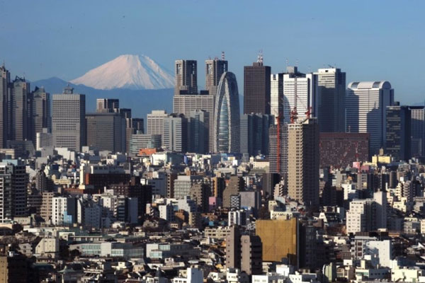 Bạn có thể ngắm núi Phú Sĩ - một trong những biểu tượng của Nhật Bản từ một số địa điểm trong thành phố Tokyo vào những ngày trời quang mây. Một trong số đó là tòa nhà Chính phủ Metropolitan. Ảnh: Kazuhiro Nogi/AFP.