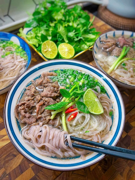 Phở bò không nước hầm xương nhưng vẫn đạt 8 điểm về độ thơm ngon, đảm bảo đủ dinh dưỡng với thời gian chuẩn bị chỉ khoảng 30 phút.