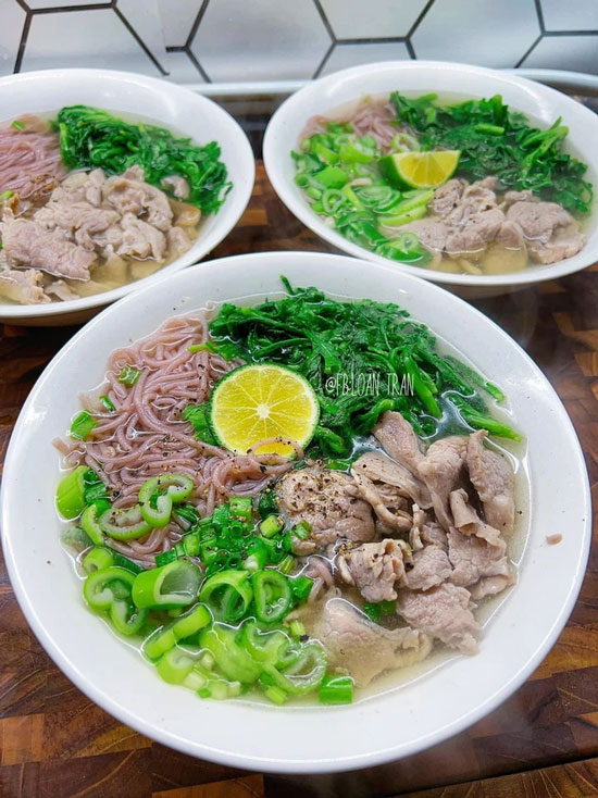 Bữa sáng với bún lứt thịt nạc. Cách nấu: Phi hành thơm, rồi cho thịt vào xào, nêm gia vị vừa ăn. Múc thịt ra bát. Cho nước lọc vào nồi đun cùng 1 củ hành khô nướng thơm, 1 mẩu quế, 1 bông hoa hồi (không có thì bỏ qua), nêm nếm vừa ăn để làm nước dùng.