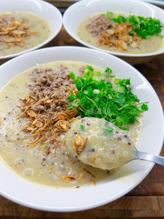 Cháo yến mạch hạt dinh dưỡng thịt bằm cho bữa sáng. Cho yến mạch và hạt quinoa (diêm mạch) vào nấu cháo bằng nồi áp suất từ tối hôm trước và ủ qua đêm. Sáng đun nóng rồi cho thịt nạc xay vào. Cho hành vào nồi chiên không dầu phi vàng thơm để ăn cùng. 