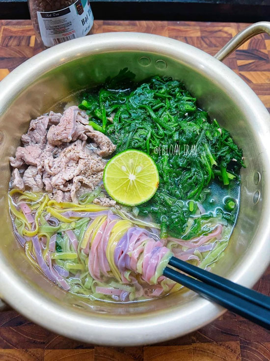 Mì cầu vồng cùng thịt và rau cho bữa sáng vui vẻ.