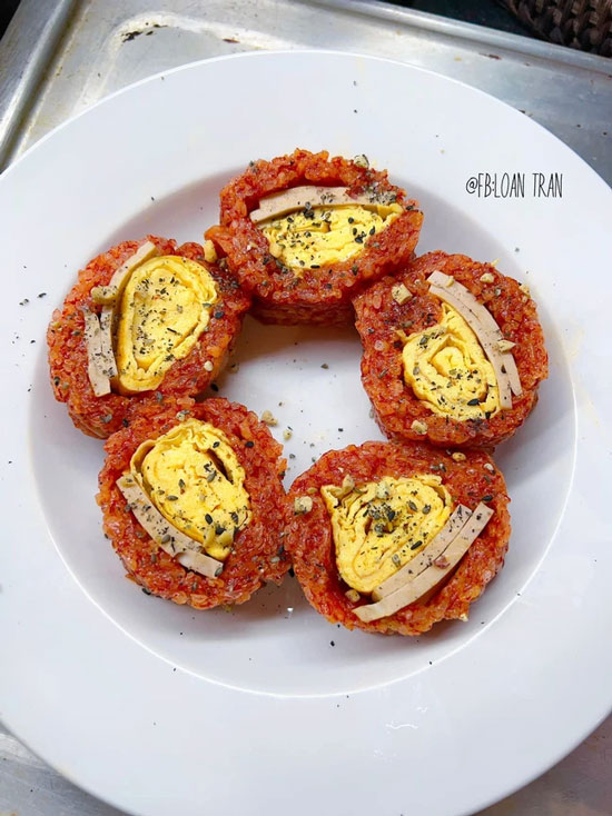 Xôi cuộn với trứng và giò.