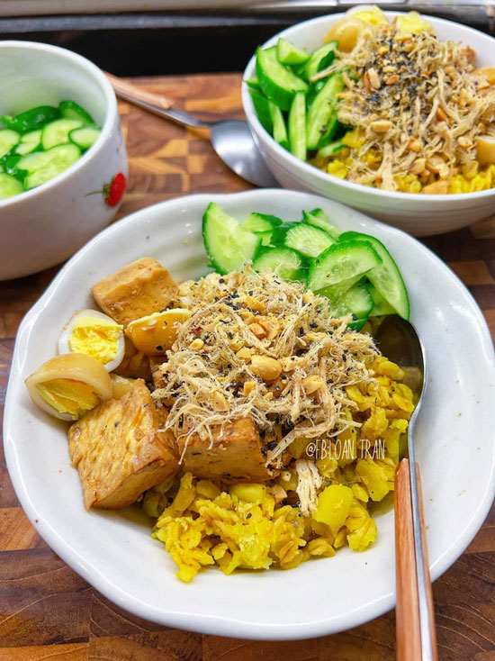 Xôi yến mạch, ăn với ruốc lạc, giò gà và trứng cút.